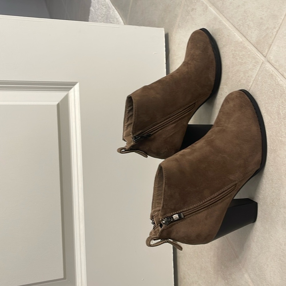 BUCCO FARRUH SUEDE  ANKLE BOOTIES SIZE 8.5